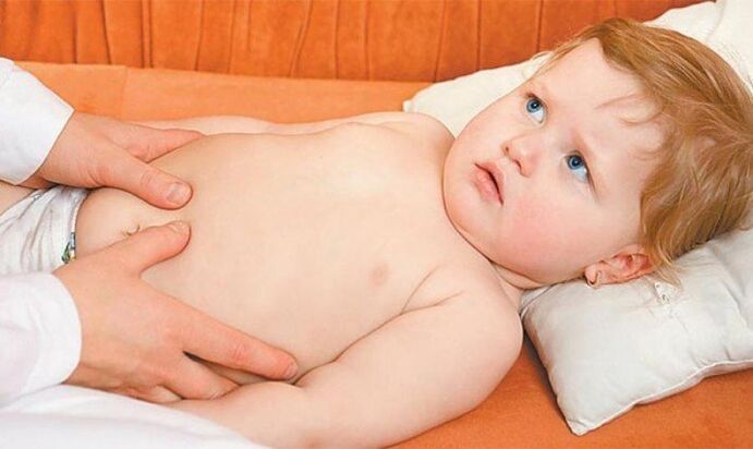 Dítě se obává bolesti v kyčelním kloubu způsobené epifyziolýzou